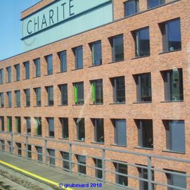 Charit&eacute;-Neubaukomplex von der S-Bahn aus