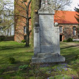 Denkmal f&uuml;r die Gefallenen des 1. Weltkrieges im Kirchhof Kleinbeeren