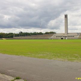 Blick vom Olympiastadion &uuml;bers Maifeld zum Glockenturm