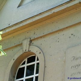 Kriegsspuren auf der Ostseite der Dorfkirche Gosen