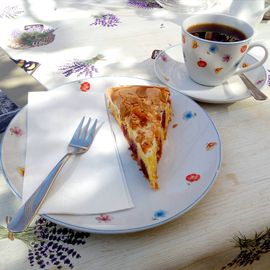 Kaffee und Kirsch-Baiser-Kuchen (zusammen 3,20 &euro;)