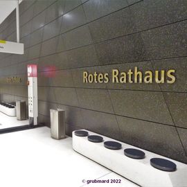 U-Bahnhof Rotes Rathaus - Sitzgelegenheiten