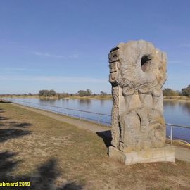 Skulptur &apos;Final&apos; auf der Tangerm&uuml;nder Elbepromenade - S&uuml;dseiute