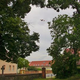 Startender Schönefeld-Flieger vom Kirchhof Selchow gesehen.