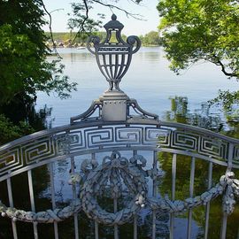 Detail des Geländers der Brücke zwischen Schloß- und Liebesinsel Mirow