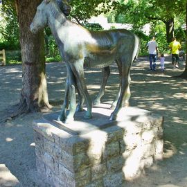 Bronzeplastik Junge Pferde von Heinrich Drake im Streichelgehege vom Tierpark Berlin