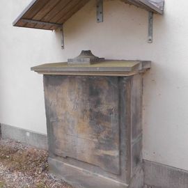 Das älteste Grabmal von 1795 an der Kirchenwand