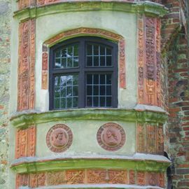 Fenster mit Terrakotten