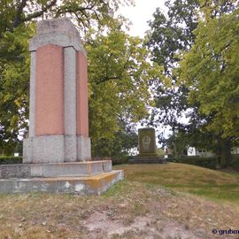 Denkmalensemble Kriegerdenkmal 1914-1918 (vorn) und Lützow-Denkmal (hinten)