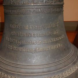 Stiftungsinschrift an der Glocke der abgerissnenen Gedenkkapelle