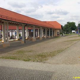 Linke Bahnhofsarkade und Bahnsteig