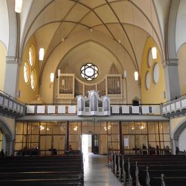 Kirchenschiff - Blick zur Orgelempore