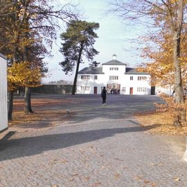 Einfahrt zur Kommandantur, im Hintergrund Eingang zum Häftlingslager
