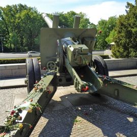 152-mm-Kanonenhaubitze am Ehrenmal