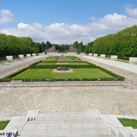 Blick vom Denkmal über die Grabfelder (5.2021)