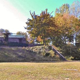 Westliches Brückenfundament - ganz rechts erkennt man das Denkmal