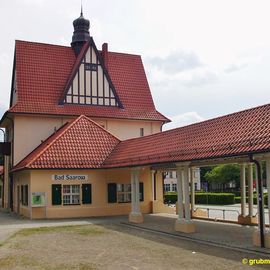 Bahnhofsgebäude vom Bahnsteig aus