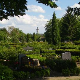 Friedhof - im Hintergrund der Gedenkturm großbeeren