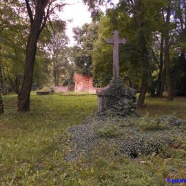 Altes Grabmal vor der Kirchenruine