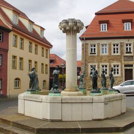 Knappenbrunnen vor der alten Bergschule (rechts)