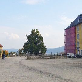 Schlosshof mit Marstall, Pferdeschwemme, dahinter der Sch&ouml;ne Brunnen, S&uuml;dfl&uuml;gel des Schlosses