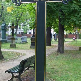 Gedenkkreuz für den Hauptmann und Schriftsteller Julius v. Voß (1768-1832) und seine Ehefrau Helene Josephine Susanne (1781-1835) - Alter Garnisonfriedhof Berlin