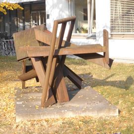 Stahl-Skulptur International Harvester von David Lee Thompson aus dem Jahr 1986 im Park des Klinikums