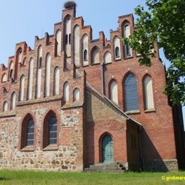 Ostgiebel mit Resten der alten Feldsteinkirche