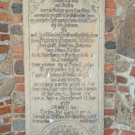 Grabmal von 1743 an der Kirchenaußenwand