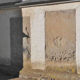 Historische Grabsteine an der Kirchennordwand