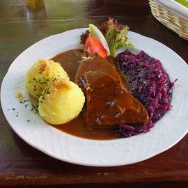 Sauerbraten mit Rotkohl und Kl&ouml;&szlig;en (14,80 &euro;)