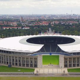 Blick Richtung Osten mit Olympiastadion und im Hintergrund mit dem Fernsehturm am Alex