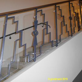 Treppengeländer mit an S-Runen erinnernden Gestaltungselementen
