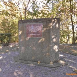 Denkmal "Elbebrücke Tangermünde 1945" - Vorderseite
