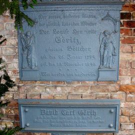 Gusseieserne Grabplatten von David Carl Göritz (1788?-1873) und seiner Frau Dorothea Luise Henriette (1794-1845) an der Friedhofsmauer