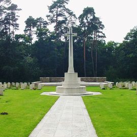 Cross of Sacrifice, dahinter der Stone of Remembrance