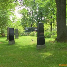 Kirchhof mit historischen Grabstellen