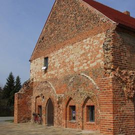 Südseite des Konversen-Dormitoriums mit Spuren des angebauten Konversen-Refektoriums, die Bodenplatten markieren die ursprüngliche Bebauung