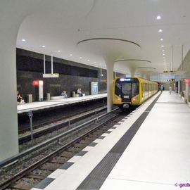 Ausfahrende U-Bahn Richtung Hönow