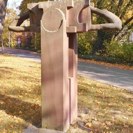 Skulptur Rotation von Rudi Pabel aus dem Jahr 1979 im Park des Klinikums