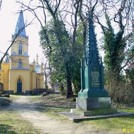 Obelisk von 1817 (Nordseite) vor der Kirche (beides von Karl-Friedrich Schinkel)