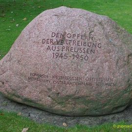 Gedenkstein für die Vertriebenen aus den preußischen Gebieten östlich von Oder und Neiße vorm Brandenburg-Preußen Museum Wustrau
