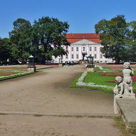 Schloss Friedrichsfelde mit Lenn&eacute;-Garten (S&uuml;dseite)