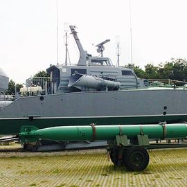 Torpedoschnellboot 925 Typ Libelle der Volksmarine mit Minenabwurfeinrichtung, davor ein Übungstorpedo 53,3 cm