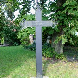 Gusseisernes Grabkreuz neben der Kirche für den 1863 in der Spree ertrunkenen Fischer Kahlenberg