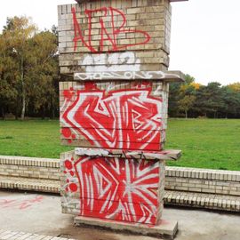 Durch Graffiti-Schmierereien verunstalteter und beschädigter Brunnen im Park - fotografiert im Oktober 2020