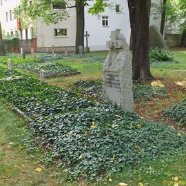Alter Garnisonfriedhof Berlin - Gemeinschaftsgrabanlagen f&uuml;r &uuml;ber 1000 Tote der K&auml;mpfe in Berlin im Fr&uuml;hjahr 1945