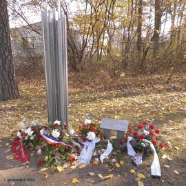 Denkmal "Der Klang der Erinnerung" von E.S. Schmidhuber für am 11.10.1944 ermordete 3 französische und 24 deutsche Häftlinge