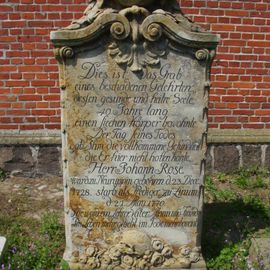 Grabmal des Predigers Johann Rose (+1770) auf dem ehemaligen Kirchhof