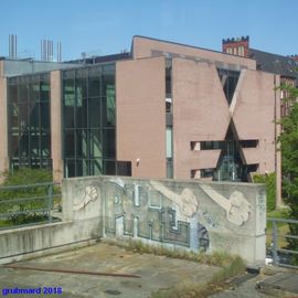 Charit&eacute;-Neubaukomplex von der S-Bahn aus